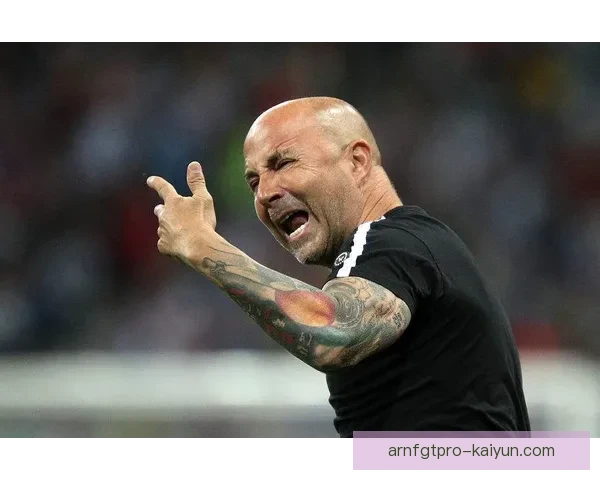 桑保利执教风格强调高位逼抢与快速转换，战术体系注重控球与边路进攻突破